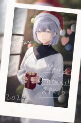1girl 2024 alternate_costume black_bodysuit blurry blurry_background bodysuit box breasts character_name christmas christmas_tree collarbone commentary dated english_commentary english_text gift gift_box girls&#039;_frontline grey_hair grin hat highres holding holding_box holding_gift indoors long_sleeves looking_at_viewer medium_hair merry_christmas open_mouth photo_(object) picture_frame purple_eyes rpk-16_(girls&#039;_frontline) santa_hat smile solo sweater twitter_username upper_body white_sweater wo_lai_diaoguo_yu