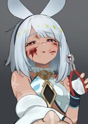Rule 34 | 1girl, blood, blood on face, bright pupils, dark-skinned female, dark skin, fingerless gloves, flasso, genshin impact, gloves, grey background, grey hair, grey hairband, hairband, highres, holding pliers, medium hair, mualani (genshin impact), outstretched arm, pliers, reaching, reaching towards viewer, red eyes, solo, tan, tooth, white pupils