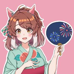 1girl 418tiger :d absurdres ahoge alternate_costume animal_ears blush brown_eyes brown_hair checkered_ribbon commentary dantsu_flame_(umamusume) ear_covers green_kimono hair_ornament hairband hairclip hand_fan hand_on_own_chest highres holding holding_fan horse_ears horse_girl japanese_clothes kimono looking_at_viewer open_mouth pink_background pink_hairband simple_background smile solo umamusume upper_body yukata