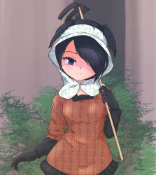 1girl absurdres alternate_costume bird_girl bird_wings black_gloves black_shirt black_skirt blue_eyes blush casual gloves head_wings headscarf highres hoe jungle_crow_(kemono_friends) kemono_friends long_sleeves looking_at_viewer nokemono-san_(bocchi_friend) pleated_skirt red_shirt shirt skirt solo white_headscarf wings