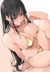 1girl bikini black_choker black_hair breasts brown_eyes choker choppy_bangs cleavage commentary_request earrings elbow_on_knee gold_bikini golden_week gradient_background hair_in_own_mouth highres jewelry large_breasts light_blush long_hair looking_at_viewer navel original side-tie_bikini_bottom sitting solo swimsuit wet wet_hair zekkyon
