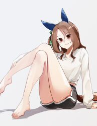 Rule 34 | 1girl, absurdres, animal ears, barefoot, black shorts, blush, bow, breasts, brown hair, closed mouth, crossed legs, dolphin shorts, ear bow, ear covers, ear ribbon, green bow, highres, horse ears, horse girl, horse tail, kakuteru sudachi, king halo (umamusume), legs, long hair, long sleeves, looking at viewer, red eyes, shirt, shorts, simple background, smile, solo, tail, umamusume, white background, white shirt