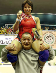 1boy 1girl animal_gamaguchi asics audience father_and_daughter gold_medal hamaguchi_kyouko lowres wrestling