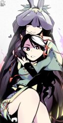 2girls arm_up black_gloves black_hair blurry depth_of_field dushiido elbow_gloves flower flower_on_head gloves green_shirt hand_on_another&#039;s_face heart highres horn_ornament horn_ribbon horns hug hug_from_behind long_hair looking_at_viewer multiple_girls nippaku_zanmu purple_eyes purple_flower red_eyes ribbon shirt short_sleeves shorts smile touhou veil very_long_hair white_background yomotsu_hisami
