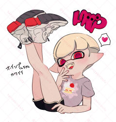&gt;:) 1boy :d black_shorts blonde_hair blunt_bangs commentary_request coula_cat crew_cut crossed_legs dolphin_shorts dot_nose elbow_rest eyebrows_hidden_by_hair fangs feet_up full_body grey_shirt hand_on_own_chin heart high_tops inkling inkling_(language) inkling_boy inkling_player_character legs_up looking_at_viewer male_focus nintendo open_mouth pointy_ears print_shirt red_eyes shirt shoes short_sleeves shorts sitting smile sneakers solo speech_bubble splatoon_(series) spoken_heart tentacle_hair three_quarter_view translation_request twitter_username v-shaped_eyebrows watermark watermark_grid white_background white_sneakers