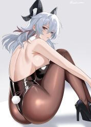1girl absurdres alternate_costume ass bare_shoulders black_horns black_leotard black_pantyhose black_shoes breasts commentary crossed_bangs curled_horns detached_collar fake_tail from_side grey_background grey_hair hair_between_eyes high_heels highleg highleg_leotard highres horns large_breasts leotard long_hair looking_at_viewer median_furrow multicolored_hair pantyhose parted_lips playboy_bunny rabbit_tail red_eyes shoes shoulder_blades sideboob simple_background sitting solo strapless strapless_leotard streaked_hair tail twitter_username twomoon wuthering_waves zani_(wuthering_waves)