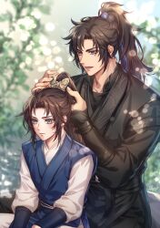 2boys absurdres aged_down black_hair black_hanfu black_pants black_sash blue_eyes blue_hanfu blue_ribbon blurry blurry_background blush brown_hair chinese_clothes chu_wanning closed_mouth erha_he_tadebai_mao_shizun hair_ribbon hanfu high_ponytail highres holding_another&#039;s_hair long_hair long_sleeves looking_at_another lower_teeth_only male_focus mo_ran multiple_boys on_rock open_mouth outdoors pants plant ponytail purple_eyes ribbon sash sitting smile teeth white_pants xia_sini xiao_guan_(headdress) zehel_az zhijupao