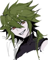 1boy aotu_world black_shirt chinese_commentary covered_collarbone green_hair grin hair_between_eyes highres long_hair looking_at_viewer low_ponytail male_focus ponytail portrait red_eyes shirt simple_background sketch smile solo teeth turtleneck upper_body white_background xander_(aotu_world) xw_ji_ben_yuan_li_gailun