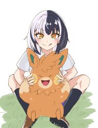 1girl :q black_hair black_socks brown_shoes character_request commentary_request grass highres hololive hololive_english kneehighs multicolored_hair nintendo on_grass pokemon pokemon_(creature) shiori_novella shirt shoes socks soraha_123 split-color_hair tongue tongue_out two-tone_hair virtual_youtuber white_background white_hair white_shirt yellow_eyes