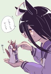 2girls absurdres agnes_tachyon_(umamusume) ahoge animal_ears black_hair brown_hair commentary_request gachitamago green_background highres horse_ears horse_girl horse_tail lab_coat long_sleeves manhattan_cafe_(umamusume) medium_hair mini_person minigirl multicolored_hair multiple_girls purple_sailor_collar purple_shirt purple_skirt sailor_collar school_uniform shirt skirt speech_bubble streaked_hair tail tracen_school_uniform translation_request umamusume very_long_sleeves white_hair