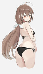 1girl ahoge alternate_costume ass bikini black_bikini black_hair breasts brown_eyes brown_hair commentary cropped_legs crossed_bangs double-parted_bangs english_commentary grin hair_between_eyes hair_ornament highres holding_own_arm hololive hololive_english legs_together letter_hair_ornament light_blush long_hair looking_at_viewer low_ponytail median_furrow medium_breasts multicolored_hair nanashi_mumei open_mouth ponytail shuuzo3 side-tie_bikini_bottom simple_background smile solo streaked_hair swimsuit very_long_hair virtual_youtuber white_background white_hair