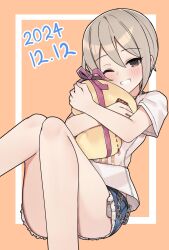 1girl aa211108 blush brown_eyes chain dated denim denim_shorts dot_nose double-parted_bangs earrings feet_out_of_frame grey_hair grin highres hugging_doll hugging_object idolmaster idolmaster_cinderella_girls idolmaster_cinderella_girls_starlight_stage jewelry looking_at_viewer one_eye_closed orange_background shiomi_syuko shirt short_hair short_sleeves shorts sitting smile solo straight_hair thighs white_shirt