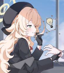 1girl absurdres black_coat black_gloves black_hat black_shirt blonde_hair blue_archive coat gloves green_eyes halo hat highres light_bulb long_sleeves parted_lips professor_niyaniya_(blue_archive) shirt solo_focus speech_bubble spoken_light_bulb wavy_hair yellow_halo yucblossom