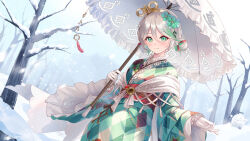 1girl argyle_clothes argyle_kimono bare_tree cecilia_immergreen cecilia_immergreen_(new_year) clockwork collar cowboy_shot double-parted_bangs double_bun frilled_collar frilled_kimono frilled_sleeves frilled_wrist_cuffs frills furisode gears gears_print gloves green_eyes green_kimono green_streaks grey_hair hair_bun hair_ornament highres holding holding_umbrella hololive hololive_english japanese_clothes kanzashi kimono layered_kimono light_blush long_bangs looking_at_viewer multicolored_hair multicolored_kimono obi obijime official_alternate_costume otomo_(cecilia_immergreen) outdoors parasol sash sebu_illust shawl short_hair snow snowing solo streaked_hair tree tsumami_kanzashi umbrella virtual_youtuber white_gloves white_shawl winding_key winter wrist_cuffs