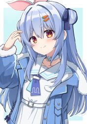 1girl animal_ears arm_up blue_background blue_bow blue_hair blue_jacket blush bow carrot_hair_ornament choker closed_mouth collarbone commentary_request denim denim_jacket double_bun dress food-themed_hair_ornament fur-trimmed_jacket fur-trimmed_sleeves fur_trim hair_between_eyes hair_bow hair_bun hair_intakes hair_ornament highres hololive jacket kaie long_hair long_sleeves looking_at_viewer multicolored_hair off_shoulder open_clothes open_jacket puffy_long_sleeves puffy_sleeves rabbit-shaped_pupils rabbit_ears red_eyes short_eyebrows smile solo streaked_hair symbol-shaped_pupils thick_eyebrows usada_pekora usada_pekora_(casual) very_long_hair virtual_youtuber white_bow white_choker white_dress white_hair