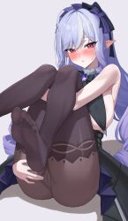 1girl absurdres blue_hair blush breast_curtains breasts brown_pantyhose grey_background highres large_breasts long_hair looking_at_viewer mole mole_under_eye multicolored_hair pantyhose pointy_ears red_eyes simple_background sink_(fukasa259742) soles solo streaked_hair toes vivian_banshee white_hair zenless_zone_zero