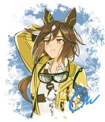 1girl animal_ears arm_up black_hair closed_mouth collared_shirt commentary_request ear_covers gaman goggles goggles_around_neck hair_between_eyes highres horse_ears horse_girl jacket low_ponytail multicolored_hair open_clothes open_jacket partial_commentary ponytail shirt signature simple_background smile solo stay_gold_(umamusume) streaked_hair umamusume upper_body white_background white_hair white_shirt yellow_background yellow_jacket