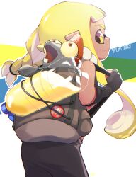 1girl agent_3_(splatoon_3) arm_wrap azkrock backpack bag black_pants black_shirt blonde_hair braid brown_bag choker closed_mouth commentary_request copyright_name cowboy_shot crop_top dark-skinned_female dark_skin from_behind highres holding_strap inkling long_hair multicolored_eyes nintendo pants purple_eyes salmonid shirt sideways_glance single_braid smallfry_(splatoon) smile splatoon_(series) splatoon_3 tentacle_hair two-tone_eyes white_choker yellow_eyes