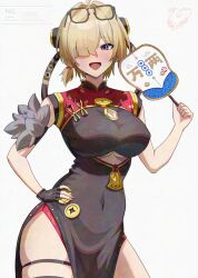 1girl black_dress black_gloves blonde_hair breasts china_dress chinese_clothes dress fingerless_gloves gloves hair_over_one_eye hand_fan hand_on_own_hip highres holding holding_fan large_breasts looking_at_viewer motsushi open_mouth purple_eyes smile solo sweety_(zenless_zone_zero) thigh_strap underboob zenless_zone_zero