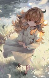 1girl absurdres artist_name black_shoes blonde_hair closed_mouth dress dwarf full_body highres juliette_(mushoku_tensei) long_dress long_hair long_sleeves looking_at_viewer messy_hair mushoku_tensei shoes solo standing white_dress wind yellow_eyes yomogi_kururi