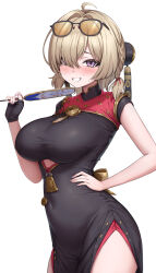 1girl absurdres ahoge black_dress black_gloves blonde_hair blush breasts china_dress chinese_clothes clothing_cutout commentary_request covered_navel cowboy_shot cutout_above_navel dress eyewear_on_head fingerless_gloves gloves hair_intakes hair_over_one_eye hand_fan hand_on_own_hip highres holding holding_fan icetea_art large_breasts looking_at_viewer pelvic_curtain purple_eyes simple_background single_fingerless_glove smile solo sweat sweety_(zenless_zone_zero) tinted_eyewear tuanshan underboob_cutout white_background yellow-tinted_eyewear zenless_zone_zero