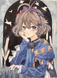 Rule 34 | 1girl, absurdres, ahoge, bai wuya bu he naicha yo, black background, blue background, blue bow, blue dress, blue eyes, blue scarf, bow, brown hair, closed mouth, collared dress, dress, elbow on knee, flutterpage, hair bow, hand on own cheek, hand on own face, hand on own knee, hand up, head rest, highres, looking at viewer, multiple hair bows, painting (medium), purple bow, red bow, reeds, reverse:1999, scarf, short hair, simple bird, smile, solo, traditional media, two-tone background, upper body, watercolor (medium)
