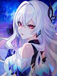 1girl back bare_shoulders breaking broken_glass colored_skin commentary_request detached_sleeves from_side genshin_impact glass gradient_background grey_hair hair_between_eyes hair_intakes hair_ornament hand_up highres long_hair looking_at_viewer looking_to_the_side multicolored_skin parted_lips pink_lips red_eyes rei_(sss35_ss3) shade short_sleeves skirk_(genshin_impact) sky solo space star_(sky) starry_sky two-tone_skin wavy_hair