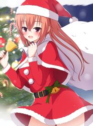 1230_mochi 1girl :d alternate_costume bag bell belt black_belt blurry blurry_background blush bow capelet christmas christmas_tree commentary_request dress dress_bow fur-trimmed_capelet fur-trimmed_dress fur-trimmed_sleeves fur_trim gift_bag green_bow hair_between_eyes hands_up happy hat highres holding holding_bag holding_bell inaba_meguru long_hair long_sleeves looking_at_viewer open_mouth pom_pom_(clothes) red_capelet red_dress red_eyes sanoba_witch santa_capelet santa_costume santa_dress santa_hat sidelocks smile solo