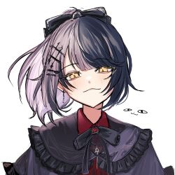 1girl :3 black_bow black_bowtie black_capelet black_hair blush bow bowtie capelet closed_mouth commentary earrings floating_hair frilled_capelet frills grey_hair hair_bow hair_ornament happy_(yppah1060) highres hololive hololive_english jewelry looking_at_viewer multicolored_hair official_alternate_costume official_alternate_hairstyle shiori_novella shiori_novella_(casual) simple_background smile solo split-color_hair swept_bangs symbol-only_commentary two-tone_hair upper_body virtual_youtuber white_background yellow_eyes