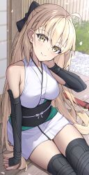 1girl absurdres ahoge alternate_hair_length alternate_hairstyle armor bare_shoulders black_bow black_thighhighs blonde_hair bow fate/grand_order fate_(series) hair_bow highres japanese_armor japanese_clothes kimono kote leg_armor long_hair looking_at_viewer obi obijime okita_souji_(fate) okita_souji_(koha-ace) okita_souji_(second_ascension)_(fate) sash short_kimono sitting sleeveless sleeveless_kimono smile solo thighhighs toukan very_long_hair white_kimono yellow_eyes