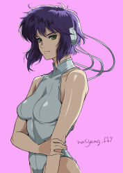 1girl bare_arms bare_shoulders breasts cable closed_mouth collarbone commentary_request ghost_in_the_shell green_eyes hand_on_own_arm highleg highleg_leotard highres kusanagi_motoko leotard looking_at_viewer making-of_available medium_breasts pink_background purple_hair ryu_(masu_nantoka-san) short_hair simple_background sleeveless_turtleneck_leotard solo three_quarter_view twitter_username upper_body white_leotard