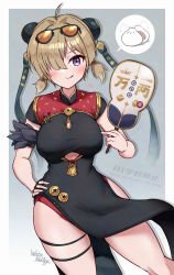 1girl :q ahoge black_dress black_gloves breasts brown_hair china_dress chinese_clothes cleavage cleavage_cutout clothing_cutout commentary_request cowboy_shot cutout_above_navel dress eyewear_on_head fingerless_gloves food gloves hair_over_one_eye hand_fan hand_on_own_hip heart highres holding holding_fan large_breasts looking_at_viewer pelvic_curtain purple_eyes signature single_fingerless_glove smile solo spoken_food steamed_bun sunglasses sweety_(zenless_zone_zero) tinted_eyewear tongue tongue_out tuanshan wakaba_(wata_ridley) yellow-tinted_eyewear zenless_zone_zero