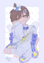 Rule 34 | 1boy, absurdres, bandaid, bandaid on face, blue bow, blue collar, border, bow, brown eyes, brown hair, character hair ornament, closed mouth, collar, commentary, florian (pokemon), gen 2 pokemon, grey border, hair ornament, hairclip, hand up, head rest, hei tai (kyaputen1), highres, jumpluff, knees, leg warmers, long sleeves, male focus, nintendo, pokemon, pokemon sv, shoes, short hair, sitting, sleeves past wrists, smile, solo, watermark