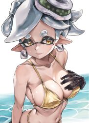 +_+ 1girl animal_ears bikini black_gloves bow-shaped_hair breasts cleavage collar food food_on_head gloves gold_bikini highres inkling jajanome lips marie_(splatoon) medium_breasts mole mole_under_eye navel nintendo object_on_head ocean pointy_ears ribbon simple_background smile solo splatoon_(series) swimsuit tentacle_hair white_background yellow_eyes
