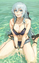 1girl armpit_crease arms_under_breasts between_legs bikini black_bow black_sandals blue_eyes blush bow bracelet breasts cleavage denim denim_shorts double-parted_bangs eiyuu_densetsu floral_print hair_between_eyes hand_between_legs highres jewelry kuro_no_kiseki_(series) large_breasts long_hair looking_at_viewer navel open_fly platform_sandals purple_bikini sandals shiny_skin shizuna_rem_misurugi shorts sitting smile solo swimsuit tonko_from twitter_username wariza water water_drop white_hair