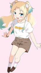 1girl :d \m/ absurdres alternate_costume animal_print aqua_hair blonde_hair blue_eyes blush brown_shoes brown_shorts commentary curtained_hair double_\m/ double_horizontal_stripe fang flower full_body gradient_hair hair_flower hair_ornament highres invisible_chair kanzaki_gou leopard_print link!_like!_love_live! loafers long_hair looking_at_viewer love_live! multicolored_hair open_mouth osawa_rurino parted_bangs pink_background pink_flower print_shorts shirt shoes short_sleeves shorts simple_background sitting skin_fang smile socks solo t-shirt virtual_youtuber white_shirt white_socks