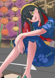 Rule 34 | 1girl, absurdres, arakaki (ewgn2728), architecture, ass, black hair, carmine (pokemon), colored inner hair, crossed bangs, east asian architecture, eyebrows hidden by hair, fanny pack, feet, female focus, geta, hair between eyes, hair ornament, hairband, hands on own knees, happy, head tilt, highres, indoors, japanese clothes, jinbei (clothes), legs, long hair, looking at viewer, multicolored hair, neck, nintendo, official alternate costume, open mouth, outdoors, pokemon, pokemon sv, sandals, short sleeves, shorts, side slit, side slit shorts, sidelocks, sitting, sitting on stairs, smile, stairs, traditional clothes, two-tone hair, wide sleeves, yellow bag, yellow eyes, yellow hairband