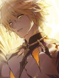 1boy alternate_form blonde_hair chinese_commentary commentary_request cracked_skin hair_between_eyes halo halo_behind_head highres honkai:_star_rail honkai_(series) male_focus material_growth parted_lips phainon_(honkai:_star_rail) saber_beam short_hair solo tears upper_body yellow_blood yellow_eyes