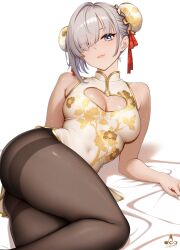 1girl artist_logo bare_shoulders black_pantyhose breasts bun_cover china_dress chinese_clothes cleavage closed_mouth double_bun dress eyes_visible_through_hair grey_eyes grey_hair hair_bun hair_over_one_eye highres infinote large_breasts lips logo looking_at_viewer original pantyhose print_dress sashou_mihiro_(infinote) short_hair signature simple_background sleeveless sleeveless_dress smile solo sweat thighband_pantyhose white_background white_dress