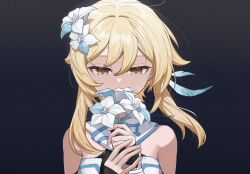 1girl bare_shoulders black_gloves blonde_hair blue_feathers commentary_request dark_background dress facing_viewer feather_hair_ornament feathers flower genshin_impact gloves gradient_background hair_flower hair_ornament halter_dress halterneck holding holding_flower lumine_(genshin_impact) partially_fingerless_gloves q_(oshikuraq) scarf short_hair_with_long_locks solo upper_body white_dress white_flower white_scarf