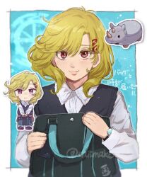Rule 34 | 1other, alternate costume, antenna hair, bag, blonde hair, chibi, chiimako, dual persona, gnosia, hair between eyes, hair ornament, hairclip, holding, holding bag, looking at viewer, other focus, red eyes, setsu (gnosia), short hair, smile, solo, translation request, upper body, watch
