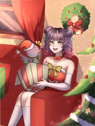 &gt;_&lt; 1girl absurdres alternate_costume alternate_hairstyle blonde_hair blue_ribbon box breasts christmas christmas_tree christmas_wreath cleavage commentary couch curtains double_bun dress elbow_gloves english_commentary fur-trimmed_dress fur-trimmed_headwear fur_trim gift gift_box gloves gradient_hair hair_bun hair_ribbon hat highres holding holding_box lua_asuka multicolored_hair pom_pom_(clothes) production_kawaii purple_hair raxu red_dress ribbon santa_hat second-party_source side_up_bun sitting solo streaked_hair thighhighs virtual_youtuber white_gloves white_thighhighs window wreath