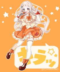 Rule 34 | 1girl, :d, absurdres, blush, boots, bow, brown boots, brown eyes, brown hair, brown shirt, brown sleeves, cosplay, detached sleeves, frilled skirt, frills, full body, hair ornament, hands up, highres, holding, holding microphone, long hair, looking at viewer, m/, machita chima, macross, macross frontier, microphone, nijisanji, ninahachi, open mouth, orange background, orange bow, orange skirt, puffy short sleeves, puffy sleeves, ranka lee, ranka lee (cosplay), seed, shirt, short eyebrows, short sleeves, skirt, smile, solo, star (symbol), sunflower seed, teeth, thick eyebrows, thighhighs, thighhighs under boots, translation request, twitter username, upper teeth only, very long hair, virtual youtuber, white thighhighs