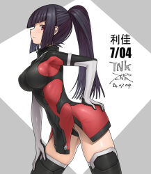 1girl alice_gear_aegis black_hair breasts dated from_side hand_on_own_ass hand_on_own_thigh hasami_rika hime_cut large_breasts leotard long_hair looking_at_viewer multicolored_leotard ponytail red_eyes signature takada_kazuhiro thighhighs two-tone_background two-tone_gloves