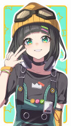 1girl black_choker black_hair black_shirt border bracelet chinese_commentary choker commentary_request green_background green_eyes hat headphones headphones_around_neck highres jewelry looking_at_viewer orange_hat parted_lips shirt signature smile so_zei_tama_tama solo susie_(zenless_zone_zero) upper_body w white_border zenless_zone_zero