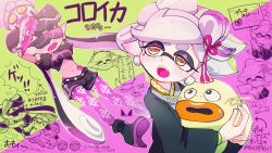 +_+ 2girls :d ^_^ ankle_boots artist_logo black_footwear black_hair black_jacket black_shorts boots brown_eyes callie_(octo_idol_outfit)_(splatoon) callie_(splatoon) chichi_band closed_eyes closed_mouth commentary_request cousins crop_top earrings fang flying_sweatdrops food food_art food_on_head frown gradient_hair green_background green_hair grey_hair grey_kimono half-closed_eyes haori headgear high_heel_boots high_heels holding holding_sign inkling inkling_boy inkling_player_character jacket japanese_clothes jewelry kimono logo long_hair long_sleeves looking_at_another looking_back marie_(kimono)_(splatoon) marie_(splatoon) mole mole_under_eye multicolored_hair multiple_girls nintendo obi object_on_head octarian_(enemy) open_mouth pantyhose pink-tinted_eyewear pink-tinted_glasses pointy_ears puffy_short_sleeves puffy_sleeves purple_background purple_hair purple_legwear sash short_hair short_shorts short_sleeves shorts sign smile spiked_belt splatoon_(series) splatoon_2 squidbeak_splatoon standing standing_on_one_leg sunglasses sushi sweatdrop tako-san_wiener tentacle_hair tinted_eyewear topknot translation_request two-tone_background very_long_hair visor wide_sleeves zapfish