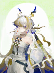 1girl absurdres arknights bare_shoulders belt blonde_hair chinese_commentary closed_mouth colored_extremities commentary_request cowboy_shot dragon_girl dragon_horns earrings green_eyes hair_between_eyes hair_intakes hand_on_own_hip highres holding holding_sword holding_weapon horns jacket jewelry light_particles long_hair looking_at_viewer multicolored_hair necklace off_shoulder pointy_ears purple_hair reovo seigaiha shu_(arknights) solo standing strapless sword tube_top very_long_hair weapon white_belt white_hair white_jacket white_tube_top