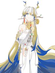 1girl absurdres arknights bare_shoulders beads blonde_hair blue_hair chinese_commentary closed_mouth colored_extremities commentary_request cowboy_shot dragon_girl dragon_horns green_eyes hair_between_eyes highres holding holding_plant horns jacket jewelry little_c_86609 long_hair long_sleeves looking_at_viewer multicolored_hair necklace off_shoulder partial_commentary plant shu_(arknights) simple_background smile solo split_mouth standing very_long_hair wheat white_background white_hair white_jacket