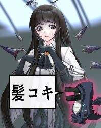 1girl 1other arknights ascot black_ascot black_eyes black_gloves black_hair black_halo broken_halo collared_shirt detached_wings disgust doctor_(arknights) energy_wings gloves halo highres kava long_hair looking_at_another making-of_available meme mole mole_under_eye parted_lips profanity shirt skirt solo_focus speech_bubble suki_na_souzai_happyou_dragon_(utau) translated very_long_hair virtuosa_(arknights) white_shirt wings