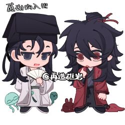 2boys :d absurdres animal arm_behind_back artist_name asansama bandaged_neck bandages black_eyes black_hair black_hanfu black_hat black_pants black_shoes chibi chibi_only chinese_clothes chinese_commentary chinese_text coat creature dao_gui_yi_xian folding_fan full_body hair_between_eyes hair_bun hair_ribbon hand_fan hand_up hanfu hat highres holding holding_fan jellyfish jin_(headwear) li_huowang long_hair long_sleeves looking_at_viewer male_focus messy_hair multiple_boys open_clothes open_mouth pants paper_fan rabbit red_coat red_eyes red_ribbon ribbon robe shoes simple_background single_hair_bun smile standing tassel white_background white_coat white_hanfu wide_sleeves yaopei zhouzi_jin_(headwear) zhuge_yuan